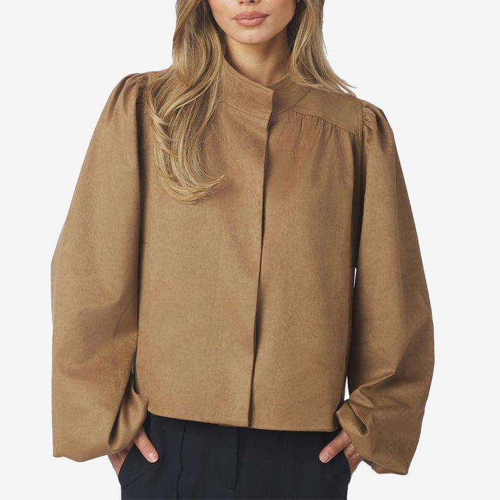 Neo Noir kort jacka cognac för dam med hög krage och vida ärmar