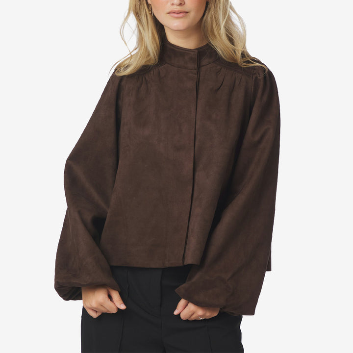 Neo Noir Tirsa Faux Suede Jacket mockajacka för dam i Dark Brown med hög hals, breda ärmar och fickor framtill.