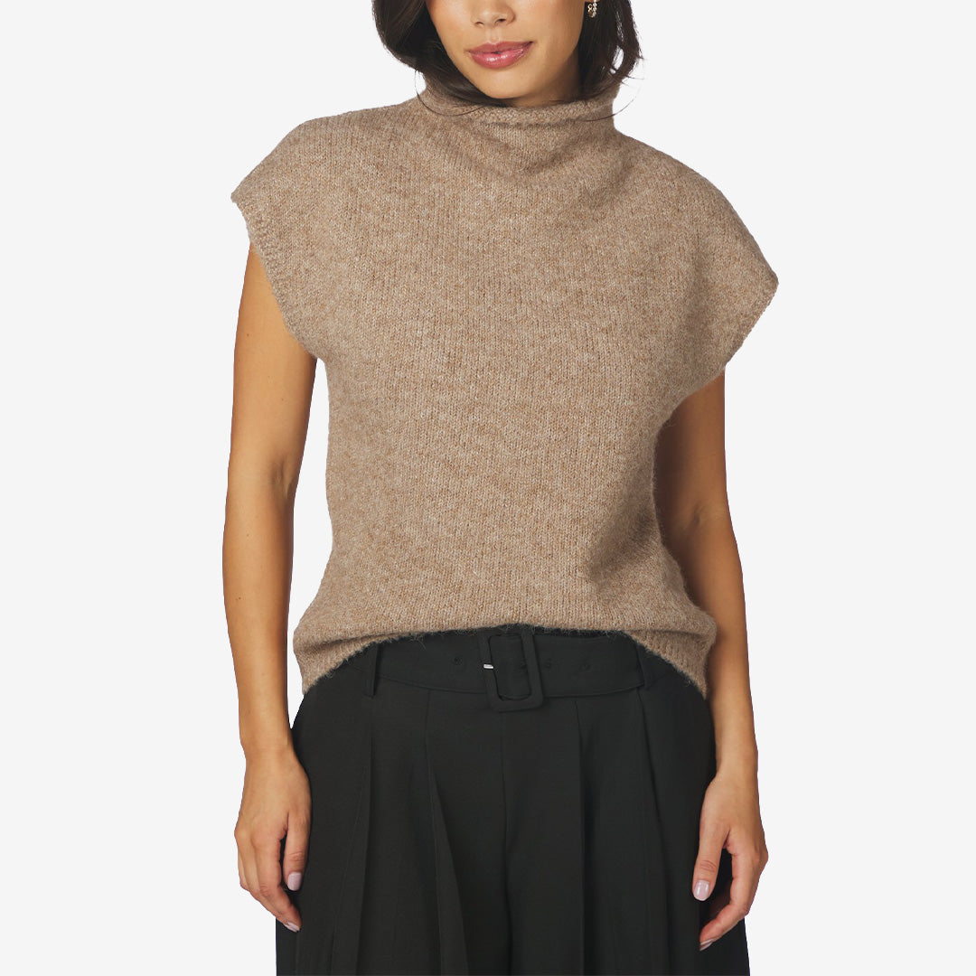 Neo Noir Jona Knit Top i Dark Sand, ärmlös stickad topp för dam med draperad polokrage och mjuk ull- och alpackablandning.