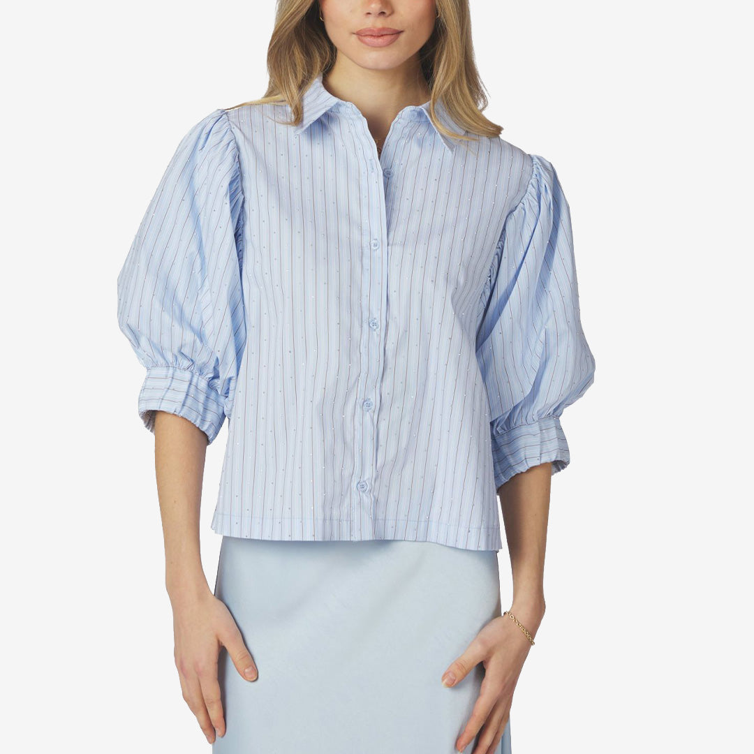 Neo Noir Etta Stripe Stone Shirt i ljusblått med randigt mönster, korta puffärmar och knäppning framtill för dam