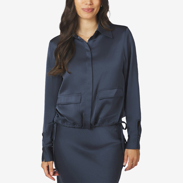 Neo Noir Manille Heavy Sateen Shirt långärmad satinblus för dam i Midnight Blue med knytband i midjan och fickor framtill.