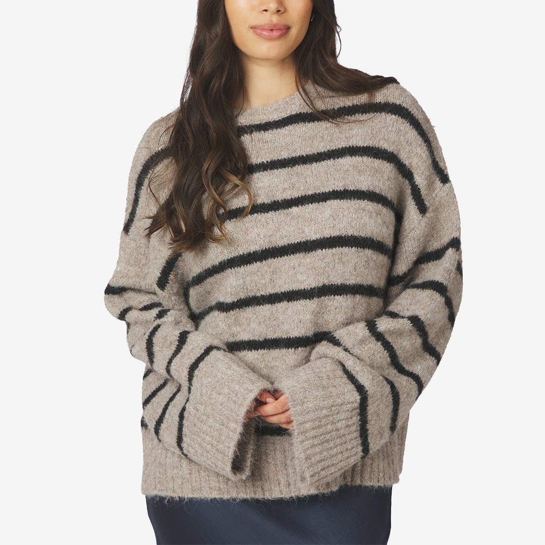 Neo Noir Roeme Fluffy Stripe Knit stickad tröja för dam i Beige Melange med klassiska ränder och oversized boxig passform.