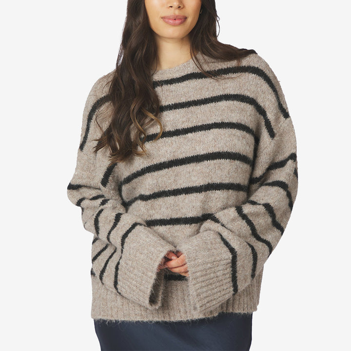Neo Noir Roeme Fluffy Stripe Knit stickad tröja för dam i Beige Melange med klassiska ränder och oversized boxig passform.