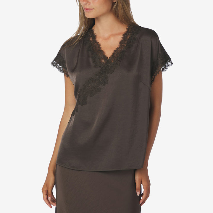 Neo Noir Benera Heavy Sateen Lace Blouse satinblus för dam i Dark Brown med V-ringning, spetsdetaljer och knytband i nacken.