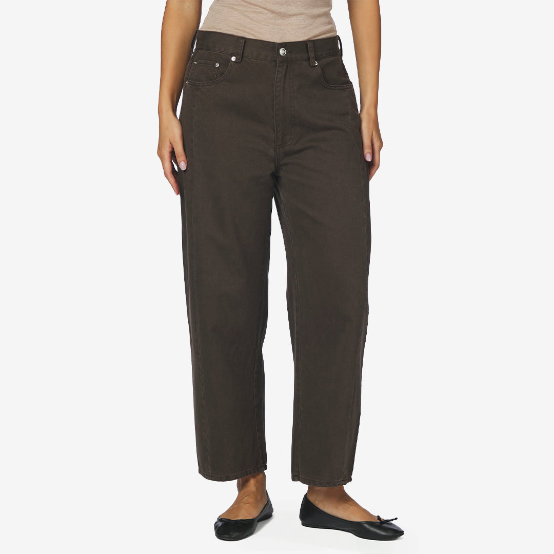 Neo Noir Amabel Denim Pants i Dark Brown, mörkbruna jeans för dam med medelhög midja, lös passform och barrel leg-silhuett.