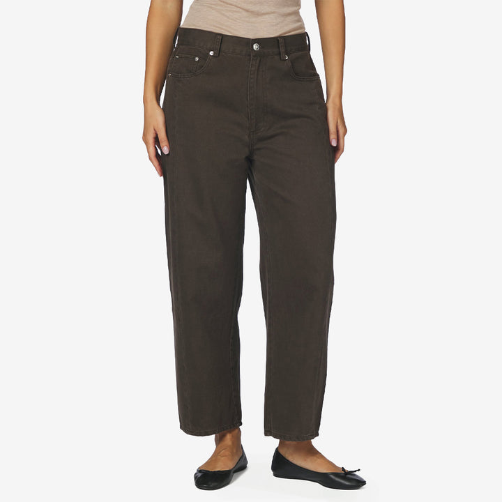 Neo Noir Amabel Denim Pants i Dark Brown, mörkbruna jeans för dam med medelhög midja, lös passform och barrel leg-silhuett.