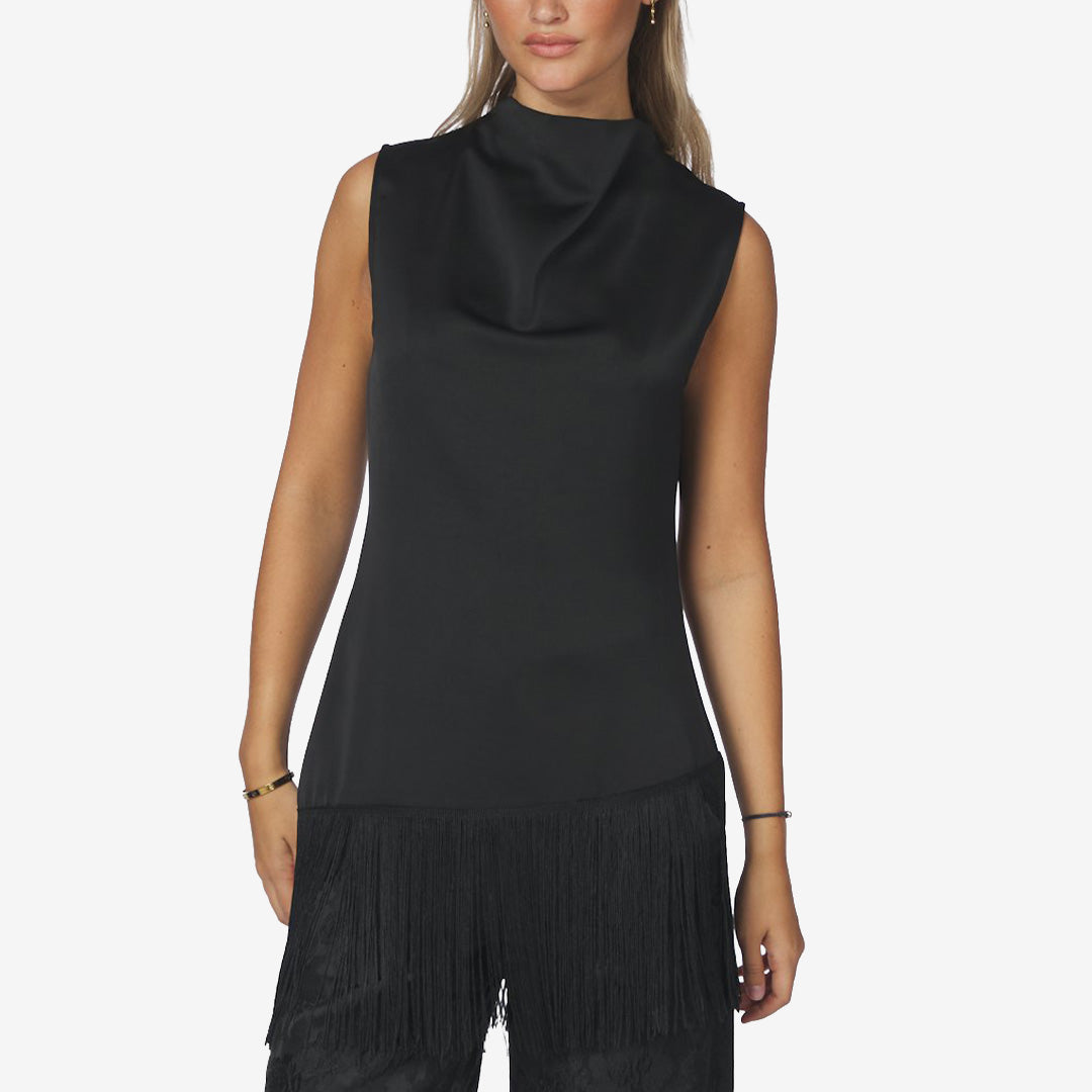 Neo Noir Eviane Fringe Top i Black, svart asymmetrisk satintopp med hög hals, dekorativa fransar och knäppning i nacken.