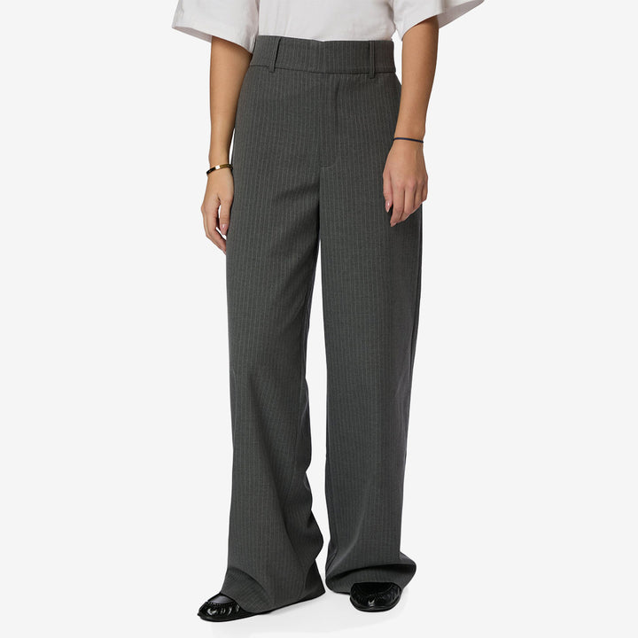 Neo Noir Nathalie Slim Pinstripe Pants i Grey, grå kostymbyxor för dam med hög midja, vida ben och kritstrecksmönster.