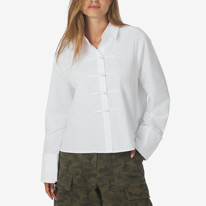 Neo Noir Cam Poplin Shirt skjorta för dam i Off White med lätt oversized passform och dekorativa pipingdetaljer.