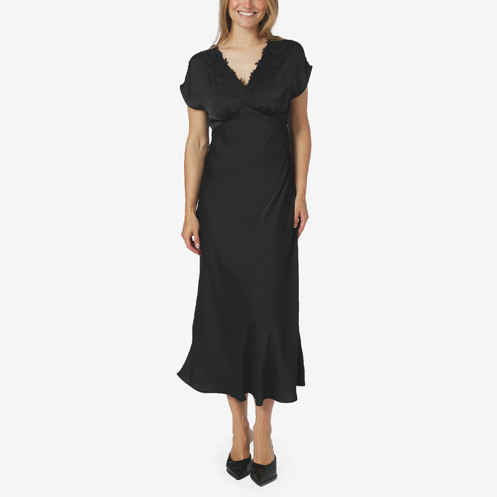 Neo Noir Clarita Drapy Sateen Dress midiklänning för dam i Black med snedskuren kjol, vackert fall och spetsdetalj vid halsen.