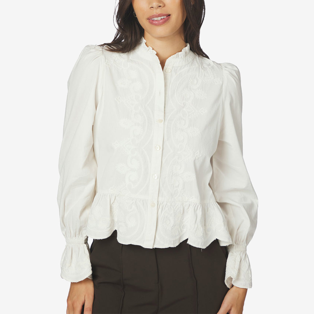 Neo Noir Julisa Deco Emb Blouse i Off White, vit bomullsblus med dekorativa broderier, knappar framtill och elastiska ärmslut.