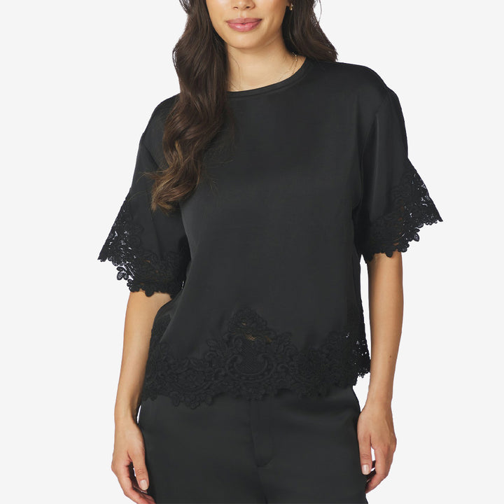 Neo Noir Elle Heavy Sateen Lace Top t-shirt för dam i Black med spetsdetaljer och knappstängning baktill.