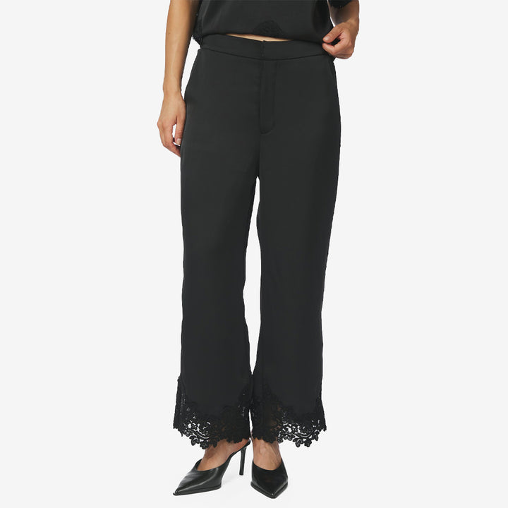 Neo Noir Emery Heavy Sateen Lace Pants byxor för dam i Black med raka ben, croppad längd och dekorativ spetskant.