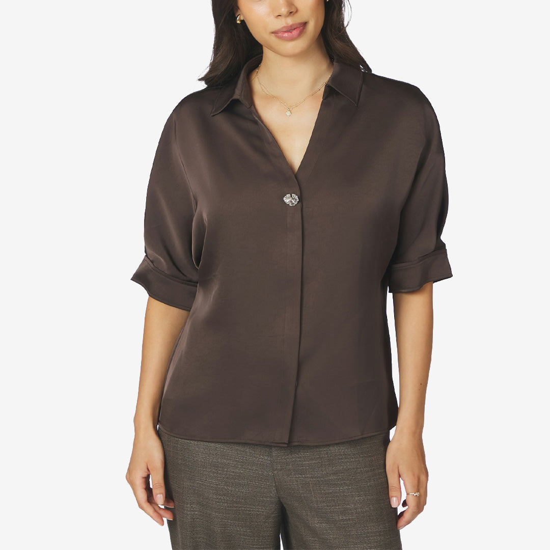 Neo Noir Carm Heavy Sateen Shirt satinblus för dam i Dark Brown med skjortkrage, V-ringning och dekorativ knapp.
