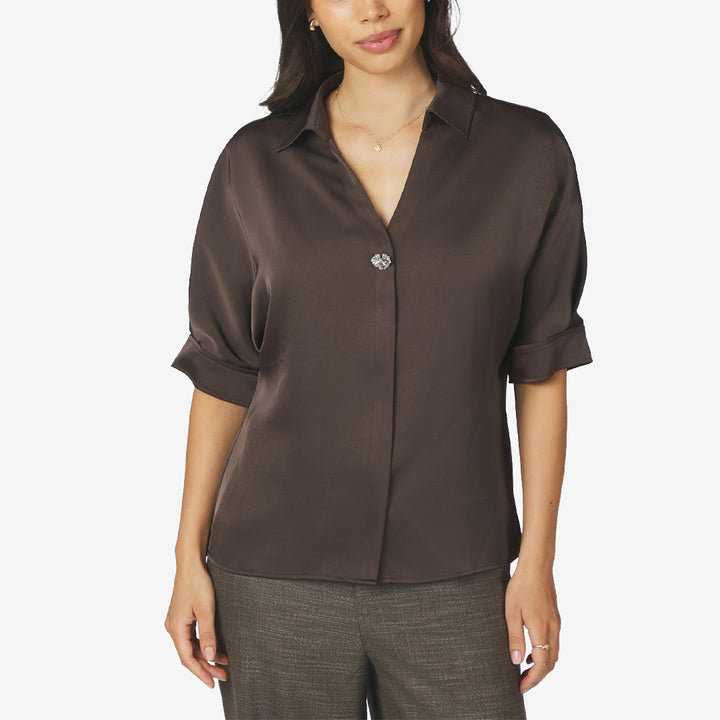 Neo Noir Carm Heavy Sateen Shirt satinblus för dam i Dark Brown med skjortkrage, V-ringning och dekorativ knapp.