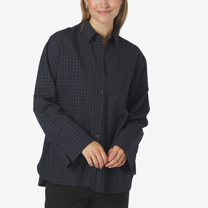 Neo Noir Dita Check Shirt rutig skjorta för dam i Dark Blue med avslappnad passform, klassisk krage och vida ärmar.