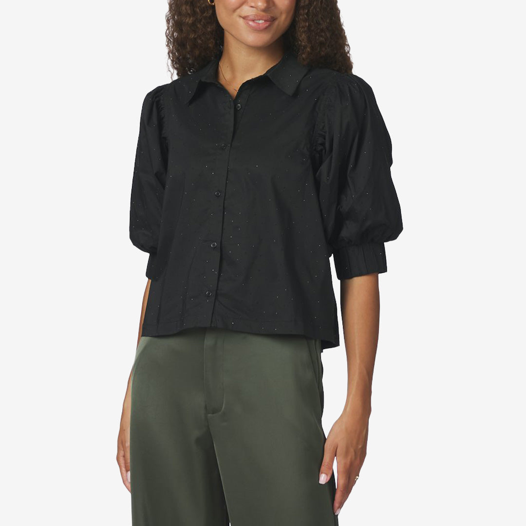 Neo Noir Etta Poplin Bedazz Shirt i Black, svart boxig skjortblus med strasstenar, korta ballongärmar, krage och knäppning framtill.