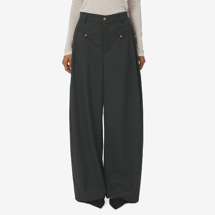 Neo Noir Massie Slim Pinstripe Pants kostymbyxor för dam i Dark Grey Melange med baggy passform, bågformade ben och kritstrecksmönster.