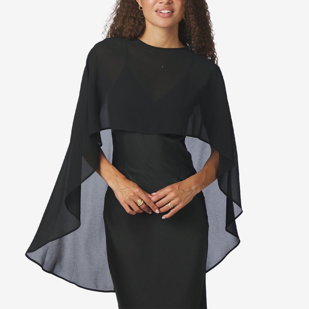 Neo Noir Manufi Chiffon Cape i Black, svart och luftig chiffongcape med elegant fall och mångsidig design.