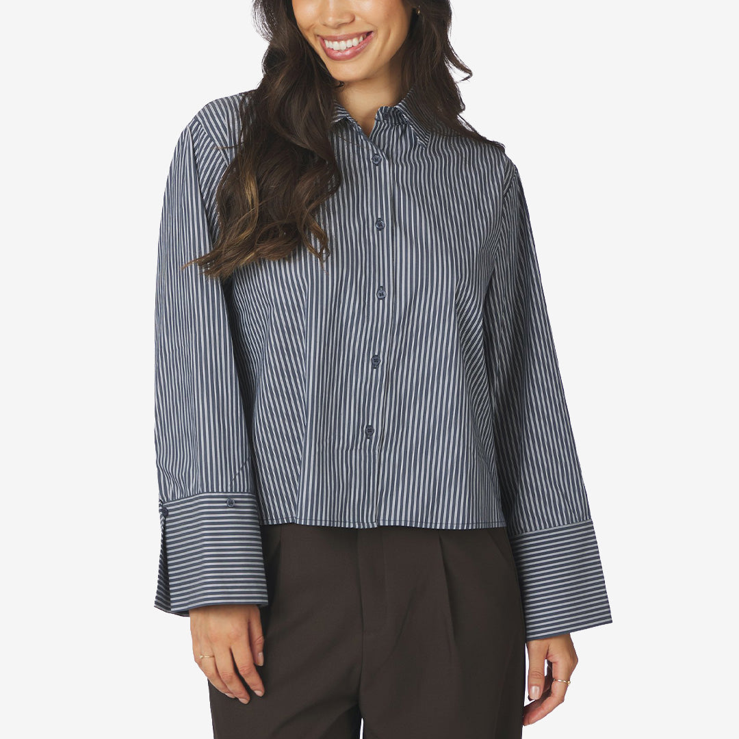 Neo Noir Jaylin Stripe Shirt randig skjorta för dam i Dark Navy med boxig passform och knappstängning framtill.