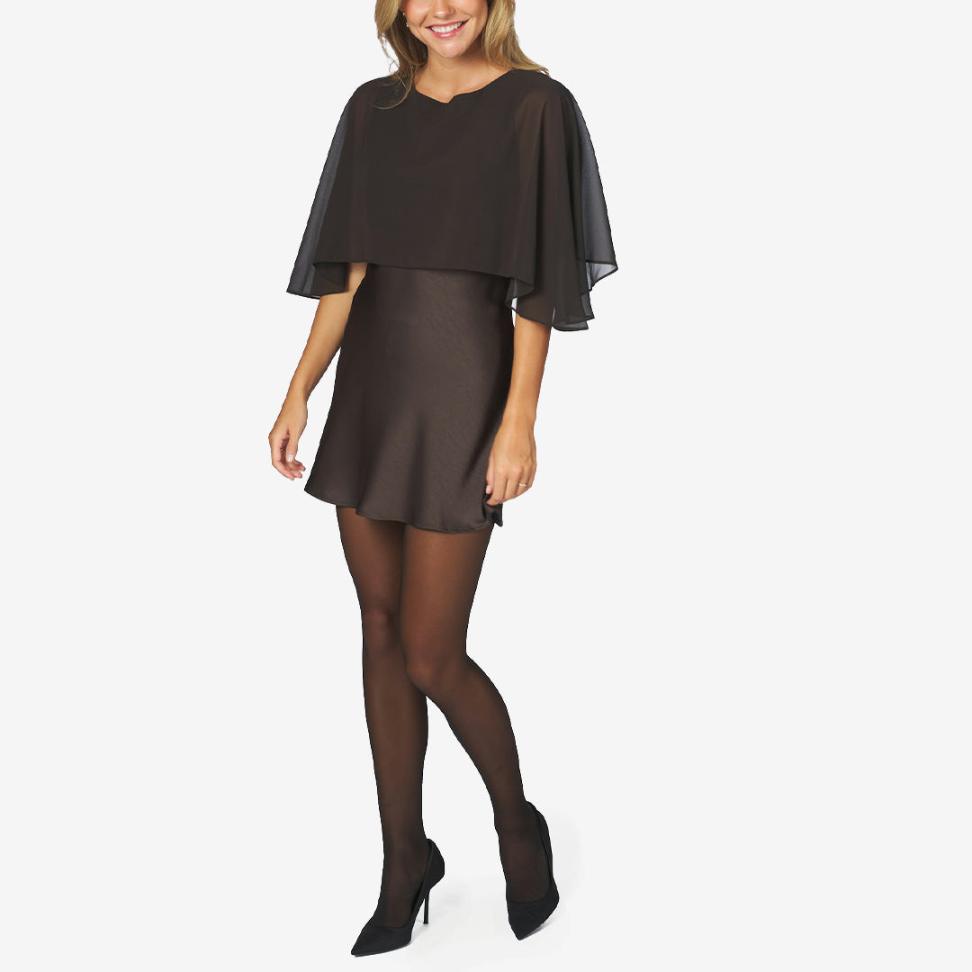 Neo Noir Lazara Mini Cape Dress i Dark Brown, ärmlös brun miniklänning i satin med elegant capedetalj och exklusiv lyster.
