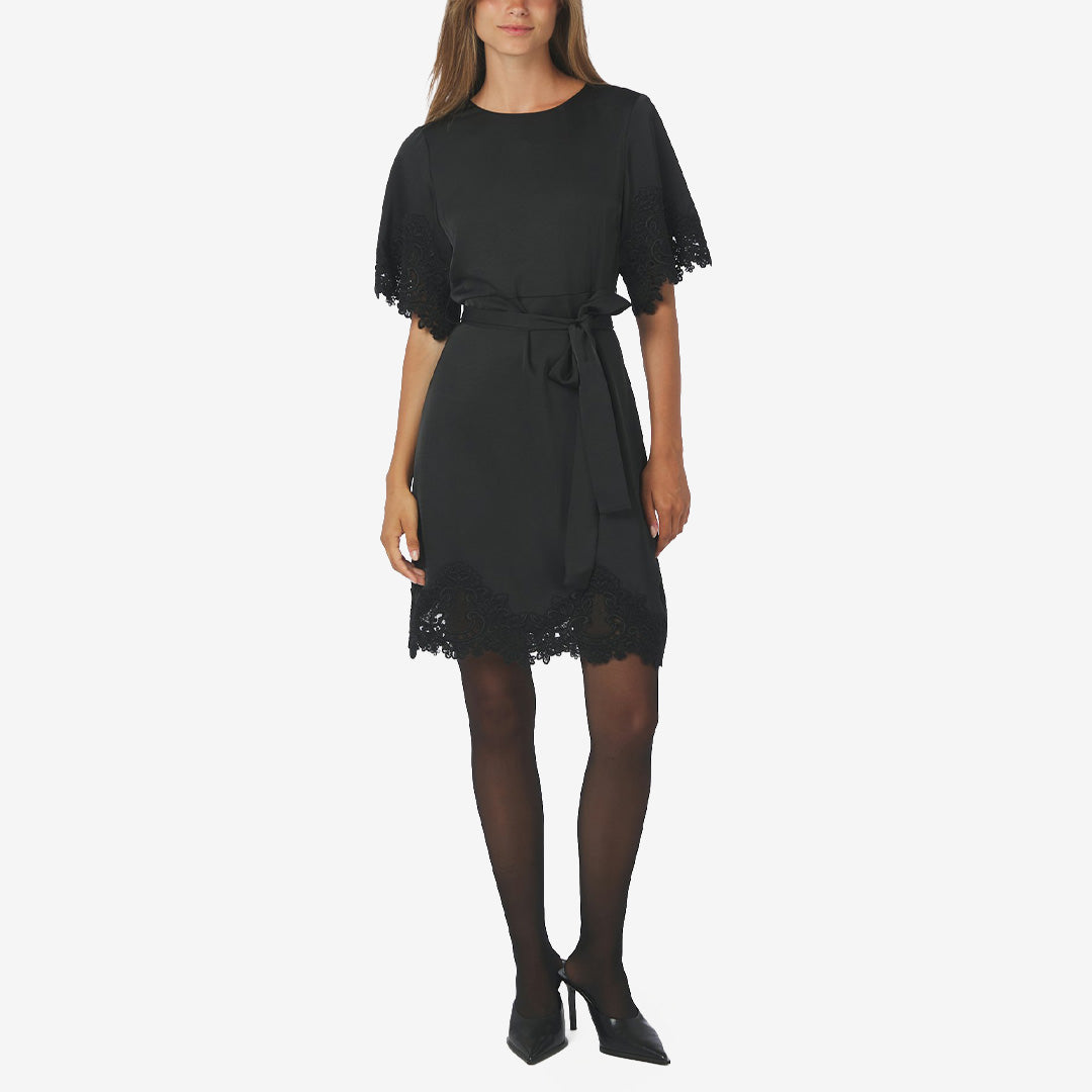 Neo Noir Xelina Satin Lace Dress satinklänning för dam i Black med korta ärmar, spetsdetaljer och dragkedja baktill.