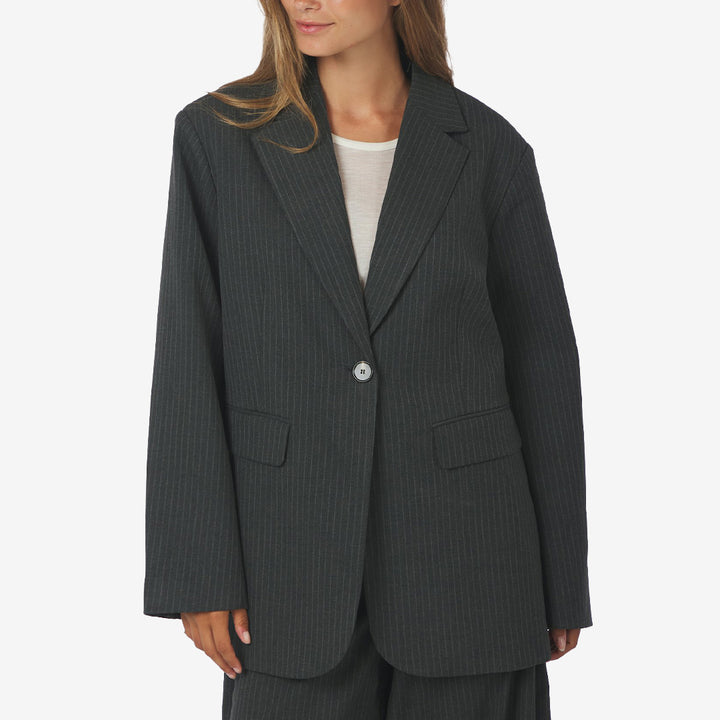 Neo Noir Aarielle Slim Pinstripe Blazer oversized kavaj för dam i Dark Grey Melange med kritstrecksmönster och knappstängning.