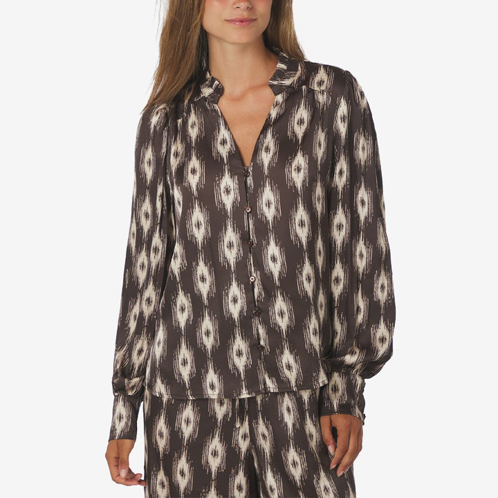 Neo Noir Massima Ikat Blouse mönstrad satinblus för dam i Dark Brown med puffärmar, V-ringning och dekorativa knappar.