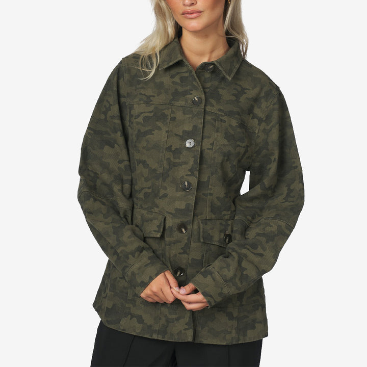 Neo Noir Perrie Camou Jacket figursydd jacka för dam i Camou med camouflagemönster, knappstängning och fickdetaljer.