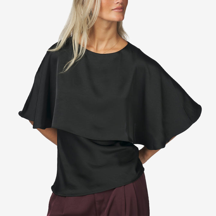 Neo Noir Danira Heavy Sateen Top i Black, svart satintopp med kort överlager, vida ärmar och figurnära underdel.