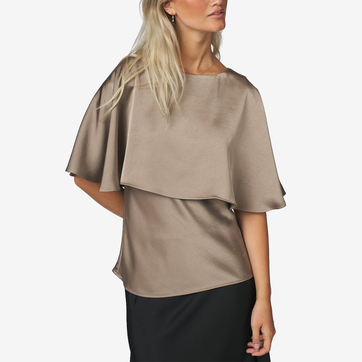Neo Noir Danira Heavy Sateen Top i Dark Taupe, elegant satintopp med kort överlager, vida ärmar och figurnära underdel.