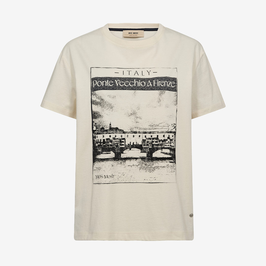 Shoppa en tidlös T-shirt med modern print från [ditt företagsnamn]. Tillverkad i 100% bomull med bekväm passform – perfekt till jeans eller som lagerplagg.

