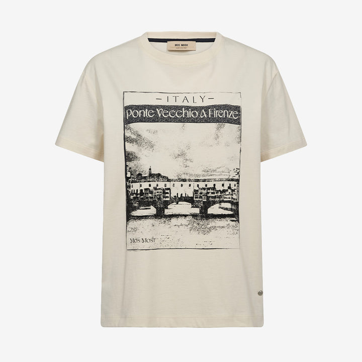 Shoppa en tidlös T-shirt med modern print från [ditt företagsnamn]. Tillverkad i 100% bomull med bekväm passform – perfekt till jeans eller som lagerplagg.

