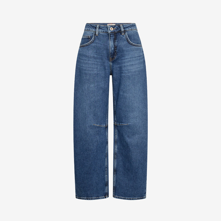 Mos Mosh MMTess Authentic Jeans Blue, blå barrel jeans för dam med hög midja, böjda ben och klassisk femficksdesign.