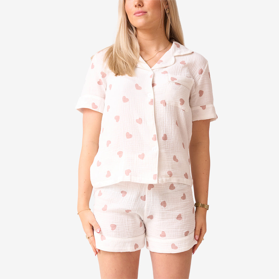 Vit och rosa pyjamas med hjärtan – kortärmad skjorta och shorts i bomull, modell 191