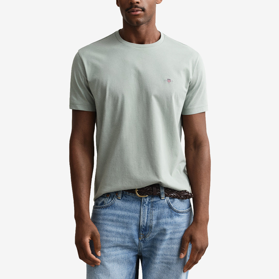 Kortärmad T-shirt i 100 % bomull i färgen ceramic grey med regular fit och broderad sköld på bröstet