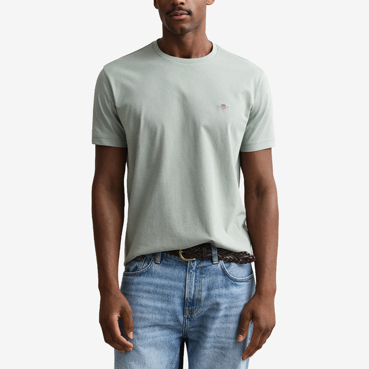 Kortärmad T-shirt i 100 % bomull i färgen ceramic grey med regular fit och broderad sköld på bröstet