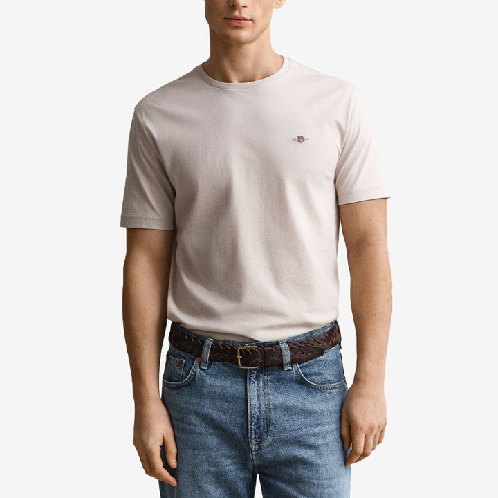 Gant Regular Shield T-Shirt 2003184 i Clay Beige med broderad logotyp för herr