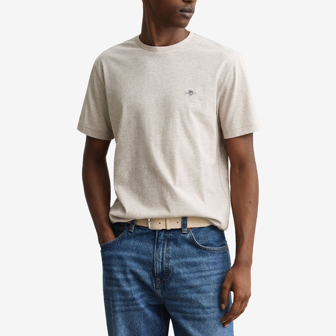 Kortärmad T-shirt i 100 % bomull i färgen seed melange med regular fit och broderad sköld på bröstet