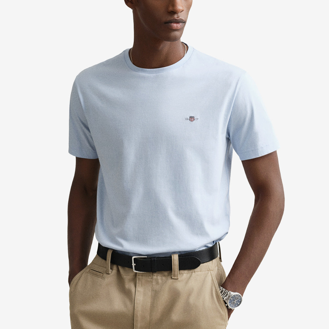 Kortärmad T-shirt i 100 % bomull i färgen fresh blue med regular fit och broderad sköld på bröstet