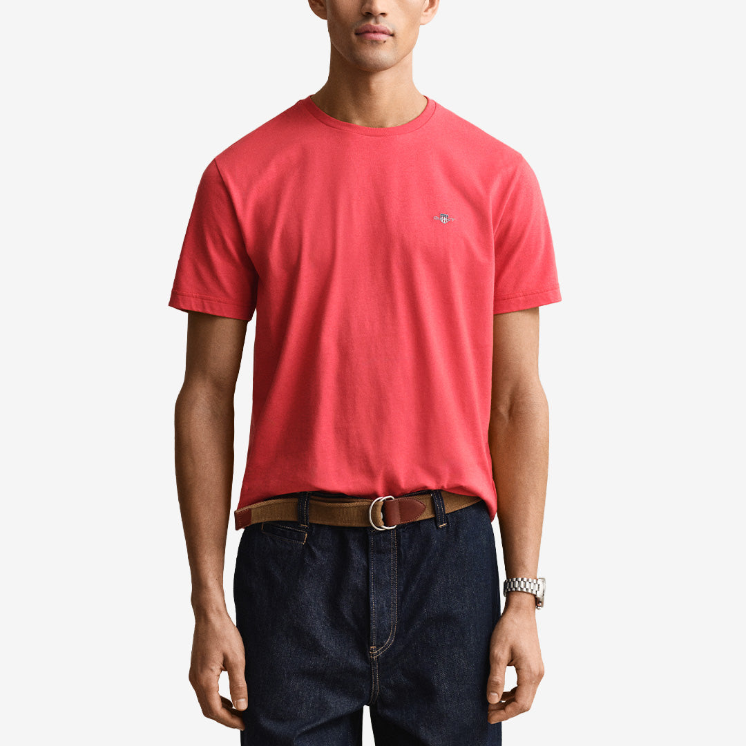 Kortärmad T-shirt i 100 % bomull i färgen rose red med regular fit och broderad sköld på bröstet