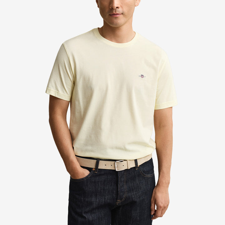 Kortärmad T-shirt i 100 % bomull i färgen vanilla yellow med regular fit och broderad sköld på bröstet