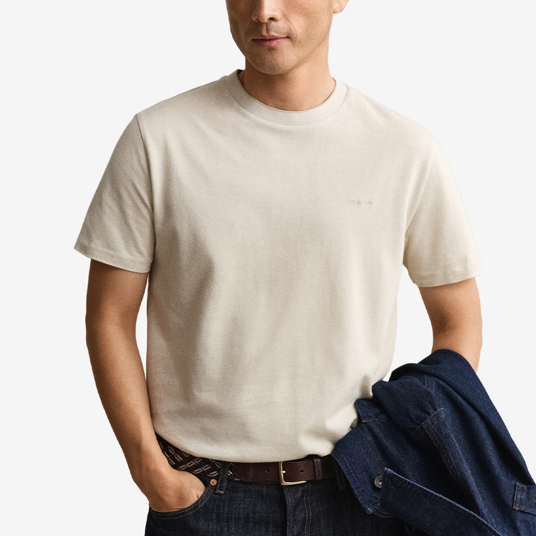 Tvåfärgad piqué T-shirt från Gant i oat beige med kort ärm och rund hals