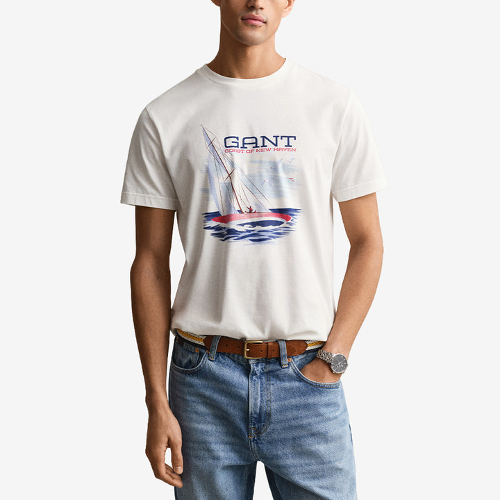 Grafisk T-shirt från Gant i eggshell med kort ärm och rund hals