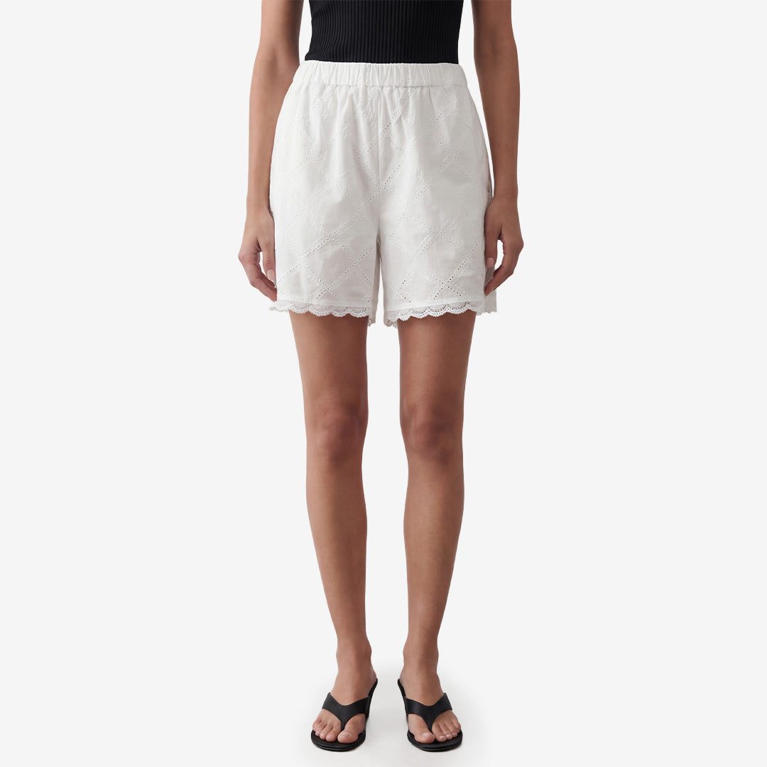 Vita shorts i 100% bomull från Levete Room i färgen Star White