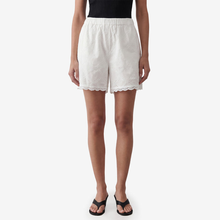 Vita shorts i 100% bomull från Levete Room i färgen Star White