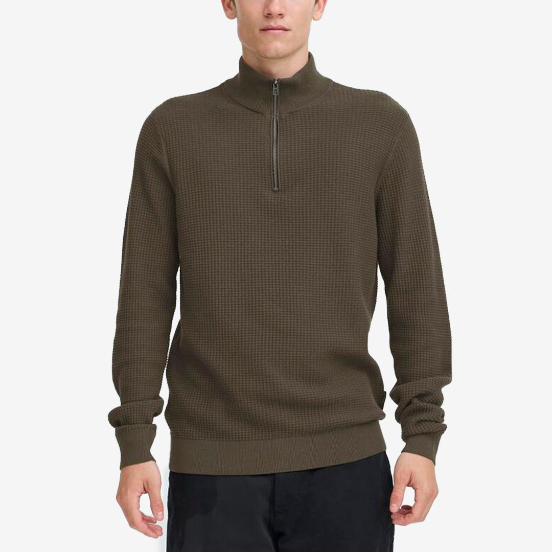 CFVISTI halfzip i färgen Black Olive, mörkgrön stickad herrtröja i bomull med struktur och dragkedja