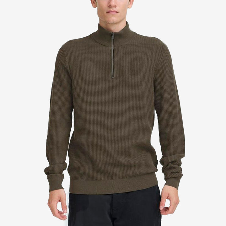 CFVISTI halfzip i färgen Black Olive, mörkgrön stickad herrtröja i bomull med struktur och dragkedja