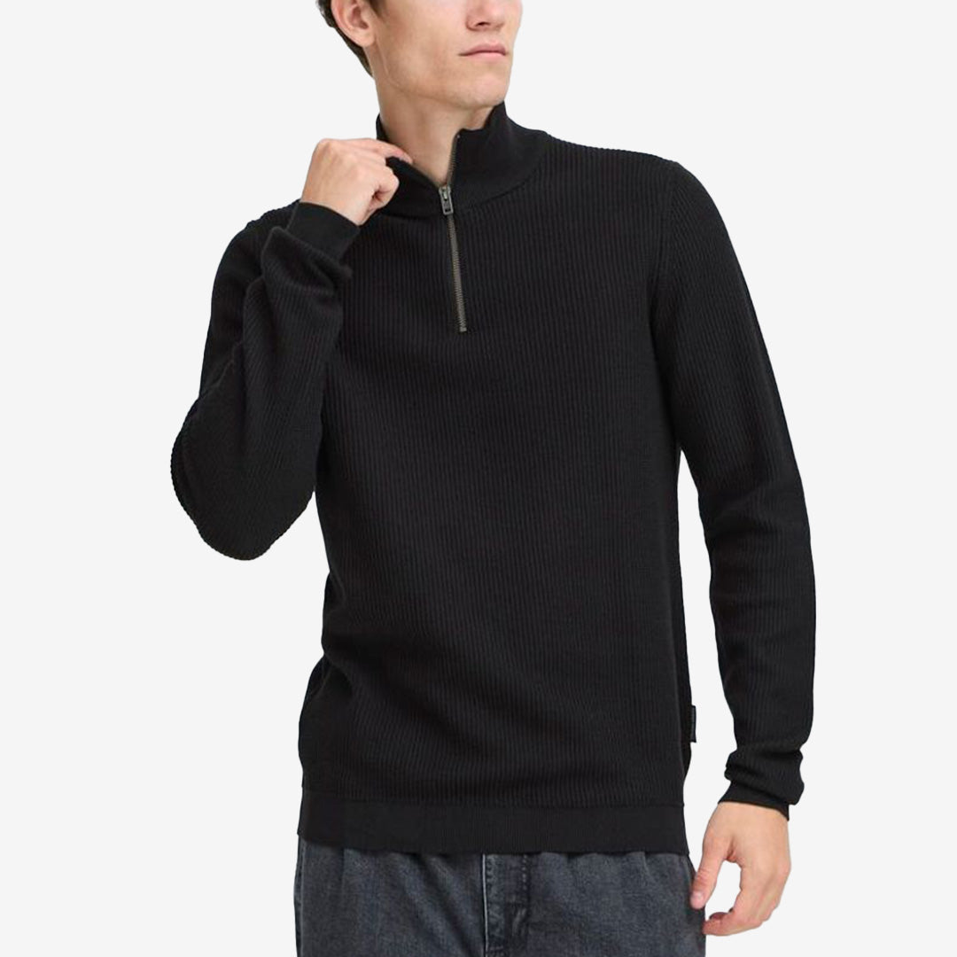 CFNOAR halfzip i färgen Black Beauty, svart stickad herrtröja i bomull med struktur och dragkedja