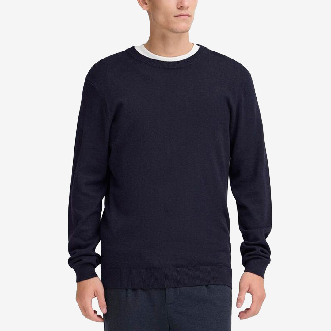 CFBELLS LS Crew Knit i färgen Dark Navy i stickad bomulls- och lyocellblandning